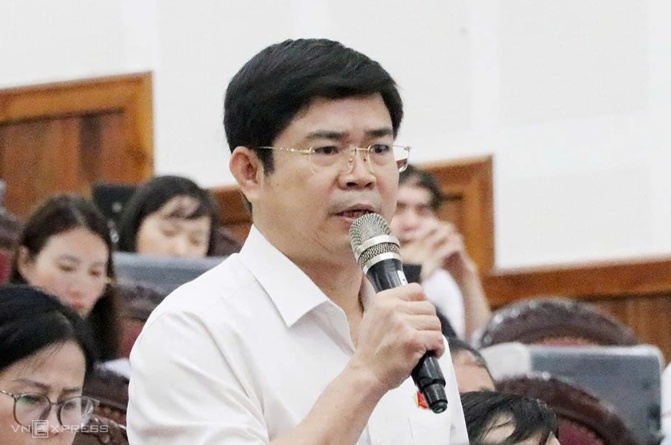 'Sổ đỏ người dân làm thì chậm, ủy quyền cho cò lại nhanh'