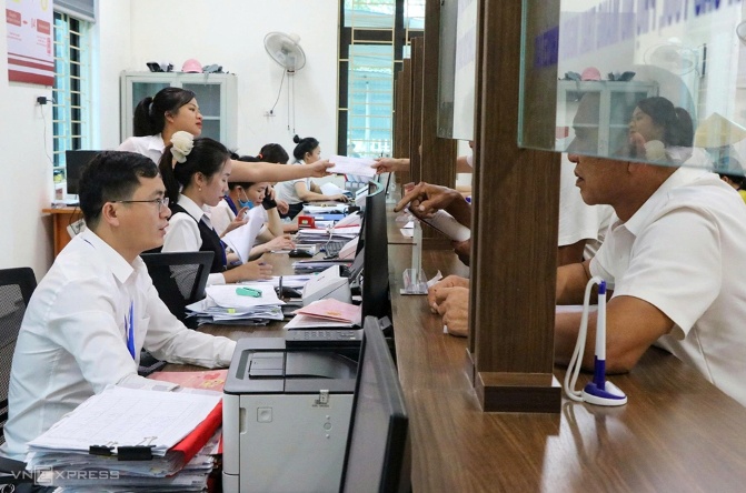 'Sổ đỏ người dân làm thì chậm, ủy quyền cho cò lại nhanh'