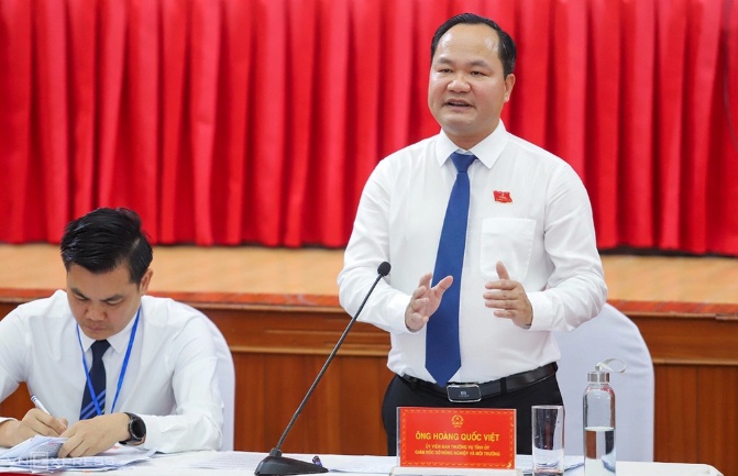 'Sổ đỏ người dân làm thì chậm, ủy quyền cho cò lại nhanh'