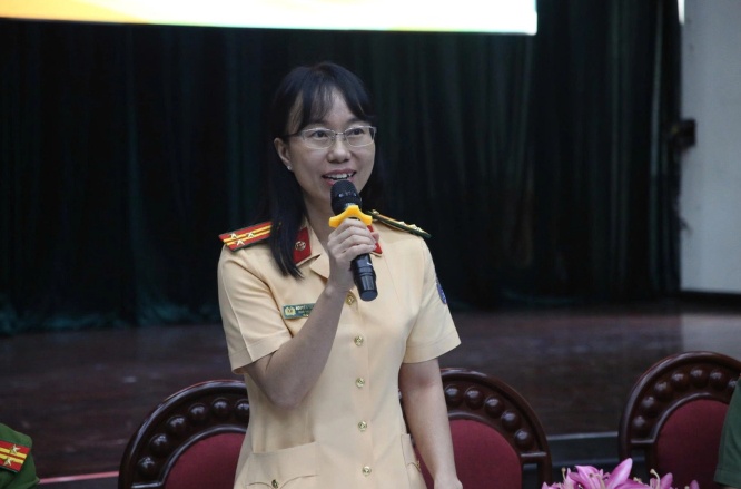 Công an TP HCM gỡ hàng loạt vướng mắc về giấy phép lái xe