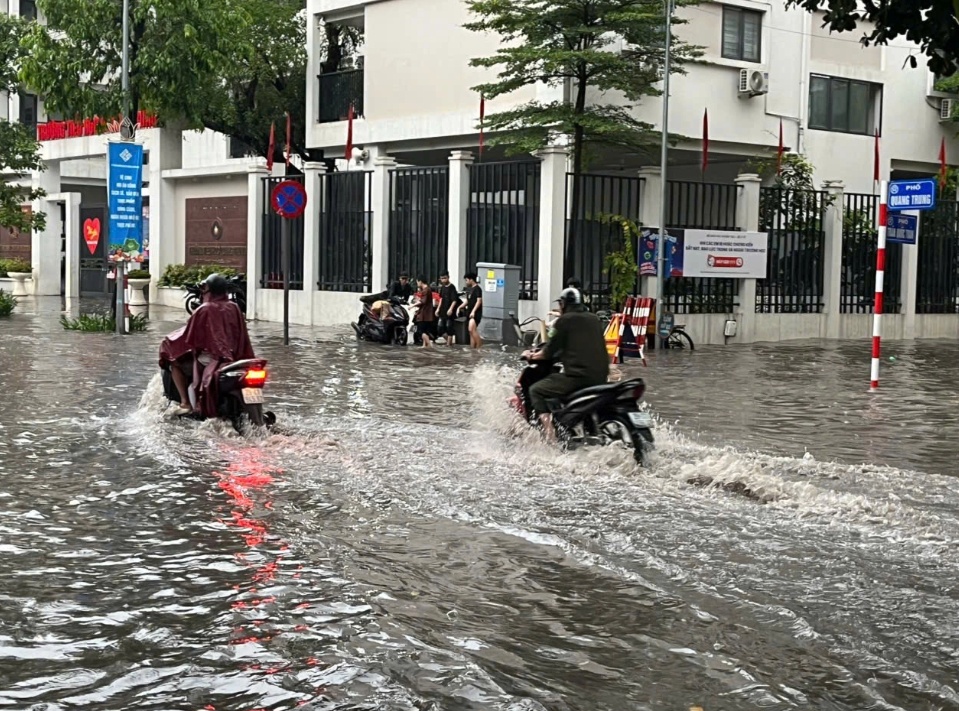 Sở Xây dựng Hà Nội: 'Nước ngập 30 cm và quá 30 phút mới gọi là ngập úng'