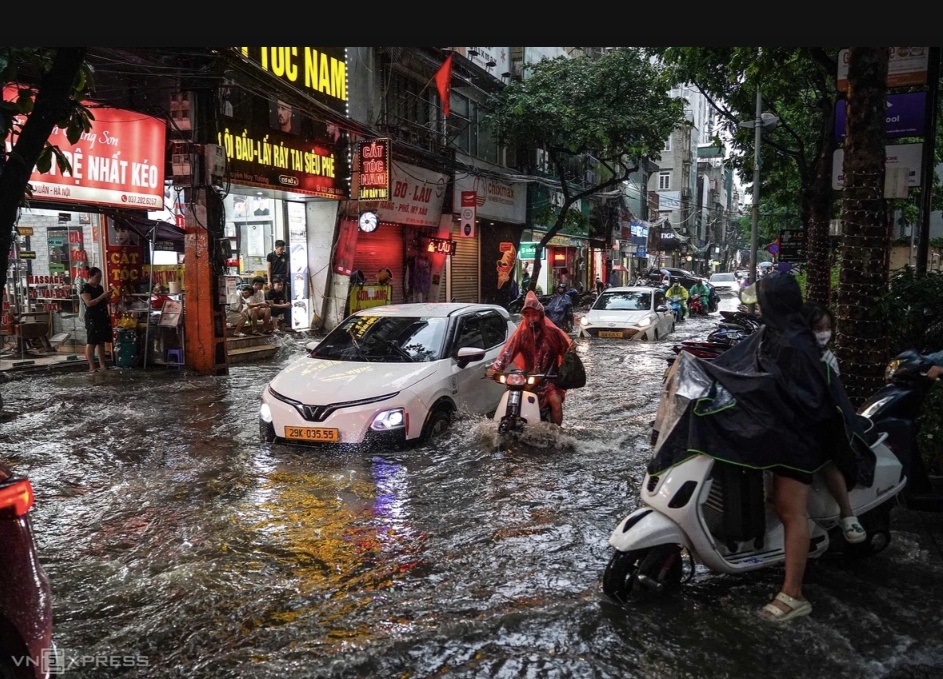 Sở Xây dựng Hà Nội: 'Nước ngập 30 cm và quá 30 phút mới gọi là ngập úng'