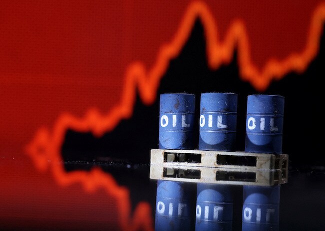 Giá dầu bật tăng gần 2%