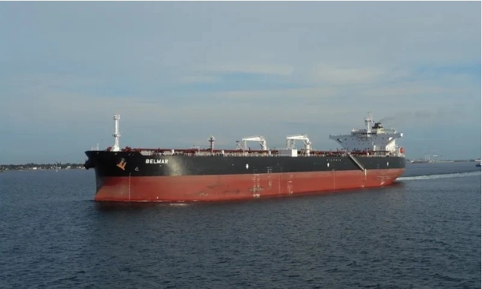 Máy bay Mỹ phóng tên lửa, bắn hỏng tàu dầu 'sắp cập cảng Iran'