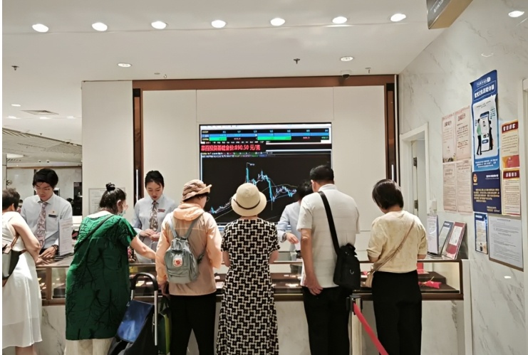 ‘Mua vàng ở đỉnh, giờ tôi muốn cắt lỗ nhưng không nỡ’