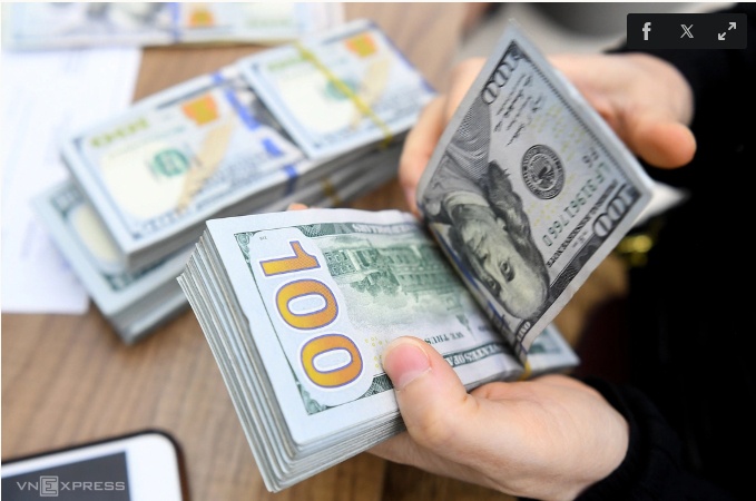 Giá USD tự do lao dốc