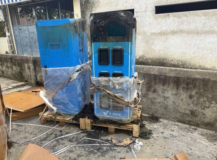 Đi uống bia về, người đàn ông bất ngờ châm lửa đốt 2 tủ đổi pin VinFast