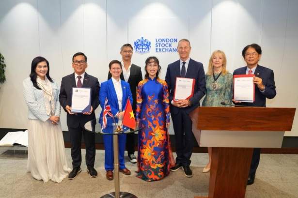 Bà Nguyễn Thị Phương Thảo bấm nút khai phiên Sàn giao dịch Chứng khoán London