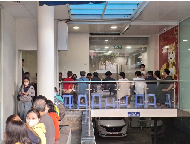 Cảnh hiếm thấy: Người mang vàng miếng SJC đi bán đông bất thường