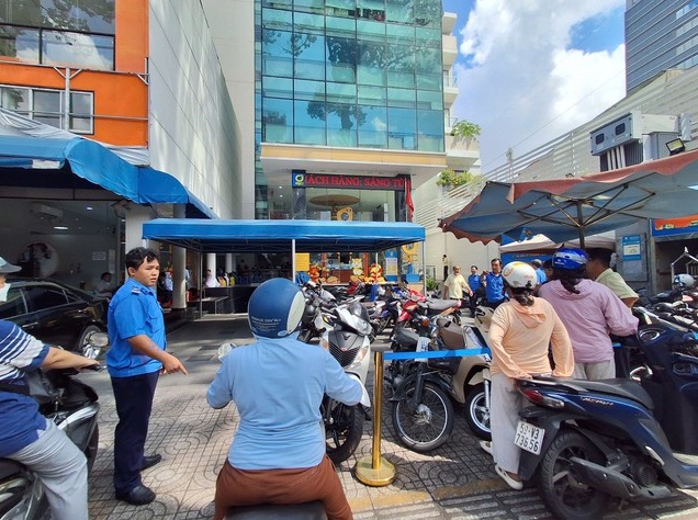 Cảnh hiếm thấy: Người mang vàng miếng SJC đi bán đông bất thường