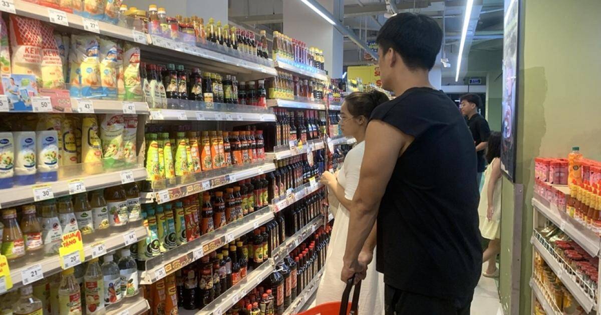 Xăng hạ nhiệt, hàng hóa vẫn "ì giá"