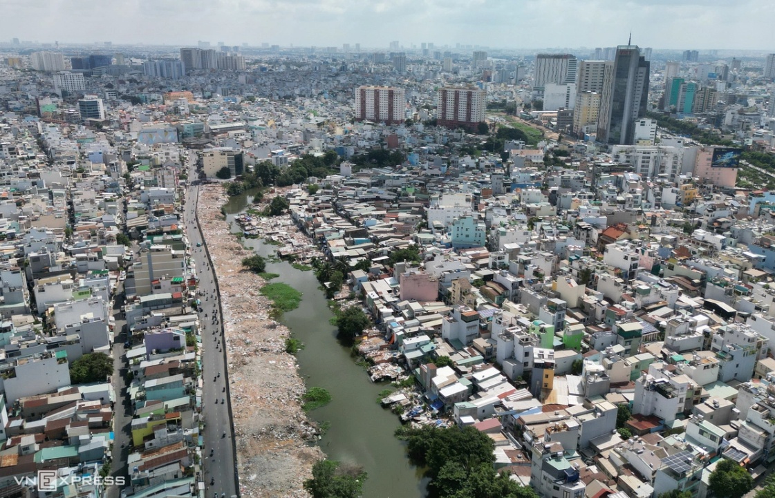 Nhà siêu mỏng mọc lên sau giải tỏa rạch Xuyên Tâm