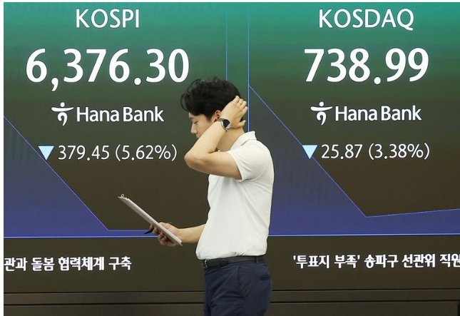 Chứng khoán Hàn Quốc lại ngắt mạch sau cú lao dốc 8% của Kospi