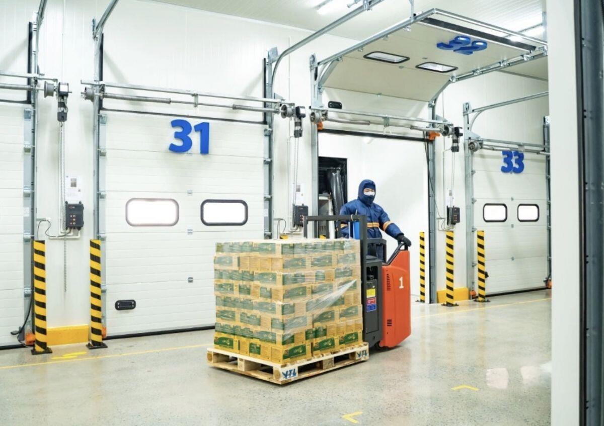 Lắp pin mặt trời, dùng xe điện để 'xanh hóa' nhà kho