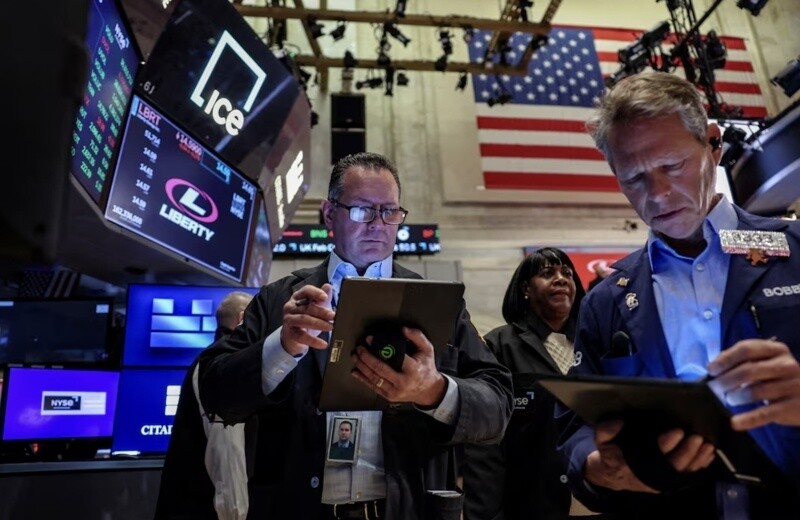 Dow Jones lập đỉnh, dầu mất 4%