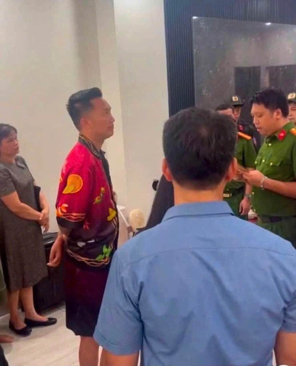 Công an xuất hiện tại nhà Huấn Hoa Hồng
