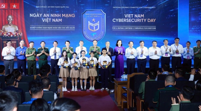 Thủ tướng: Mỗi người dân cần ứng xử văn minh trên không gian mạng