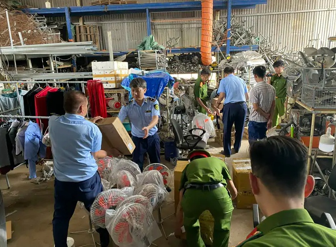 Huấn Hoa Hồng bị khám xét, Khánh Sky bị tạm giữ: Vua Quạt giờ ra sao?