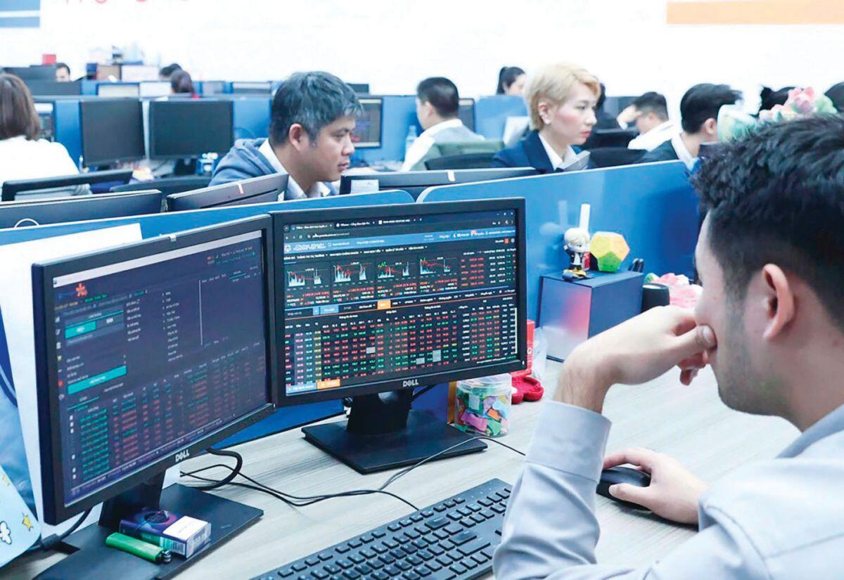 Tháng 8 “đón sóng” FTSE?