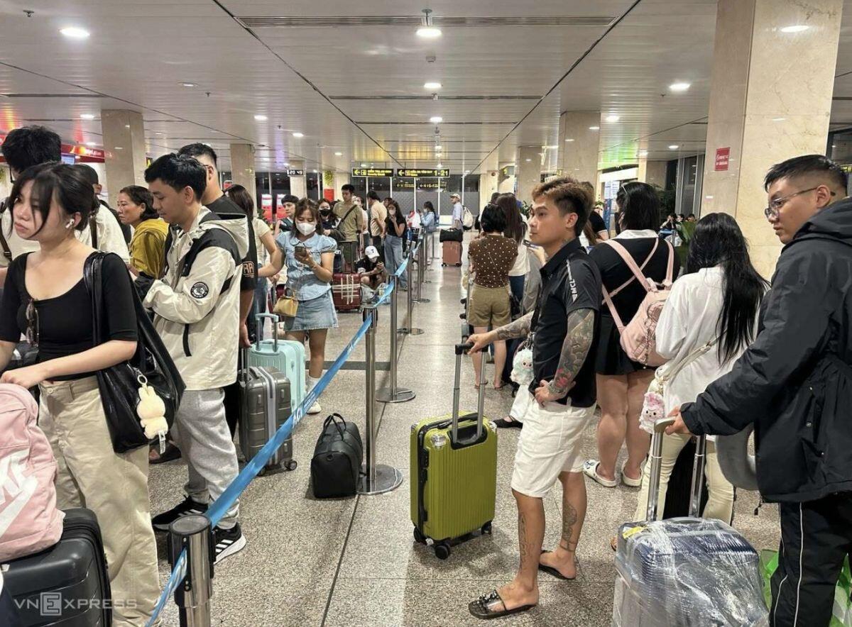 Tân Sơn Nhất tạm ngưng cất, hạ cánh vì drone xâm nhập