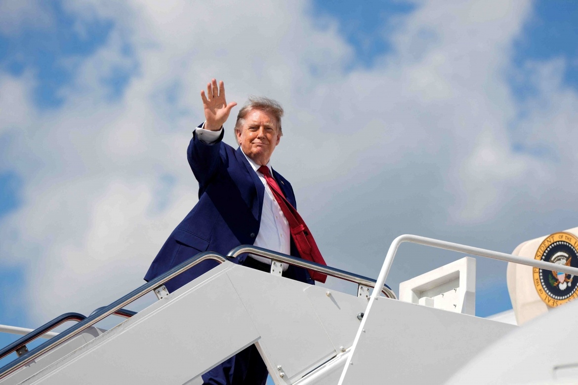 Air Force One thành “mồi nhử” bảo vệ Trump
