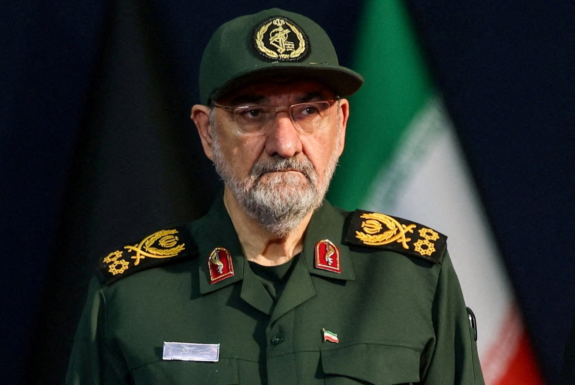 Iran giữ cửa Hormuz, dầu lại nóng