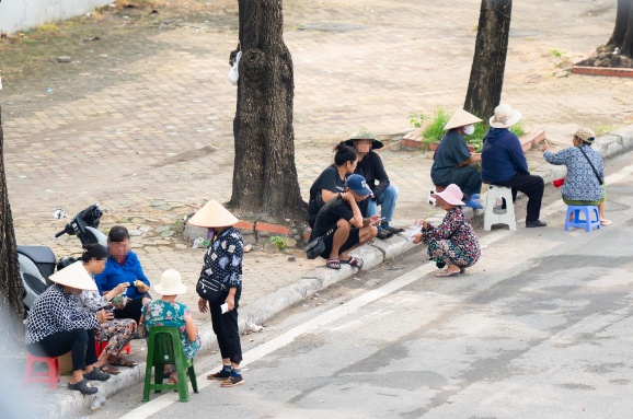 Vé Việt Nam – Malaysia “cháy” giá: Phe vé hét 5 triệu/cặp, dân mạng choáng