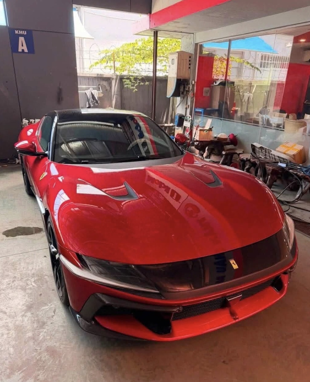 Đây là chiếc siêu xe Ferrari 12Cilindri đầu tiên có mặt tại Việt Nam