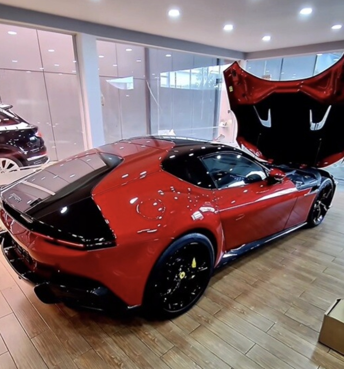 Đây là chiếc siêu xe Ferrari 12Cilindri đầu tiên có mặt tại Việt Nam