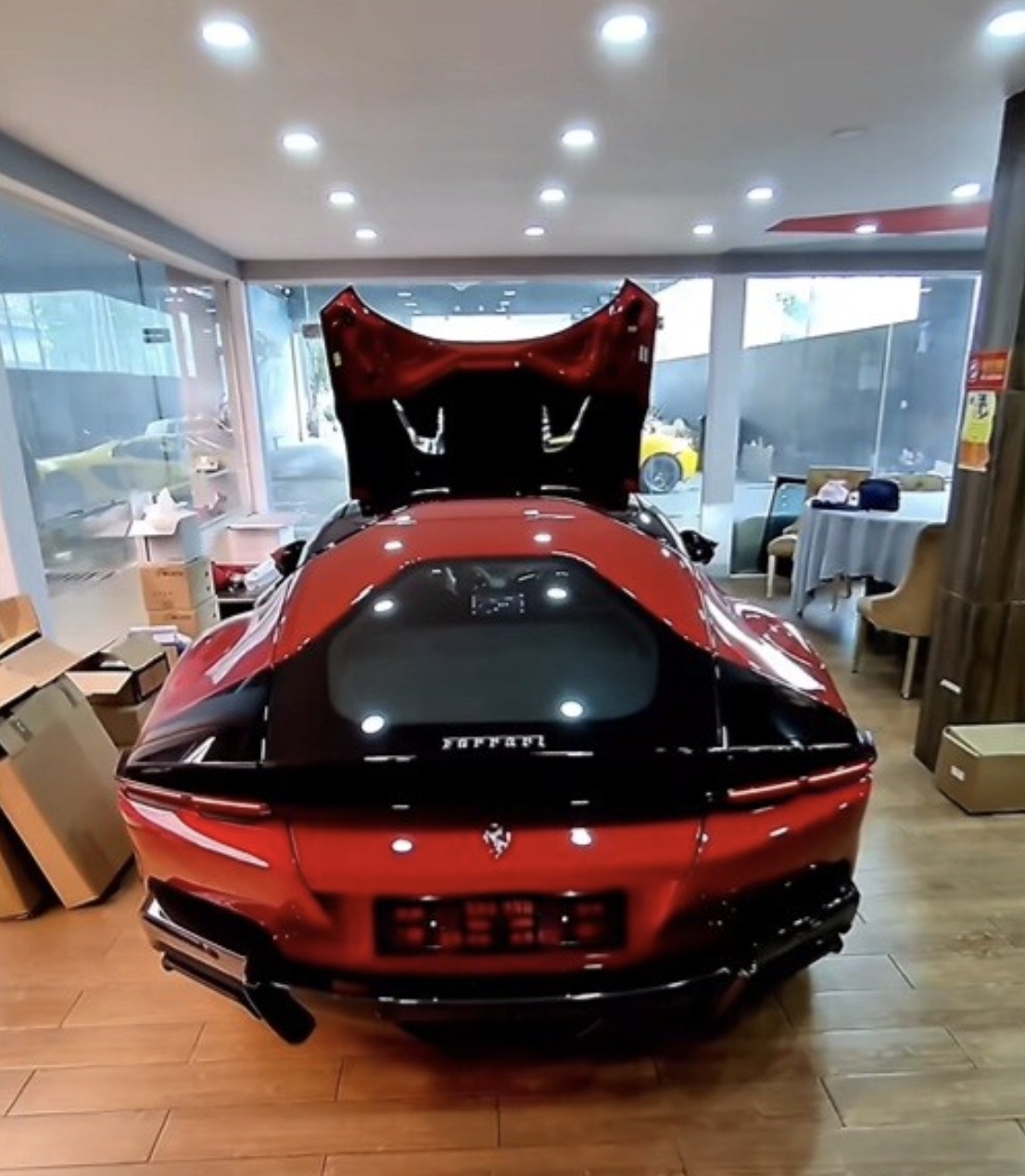 Đây là chiếc siêu xe Ferrari 12Cilindri đầu tiên có mặt tại Việt Nam