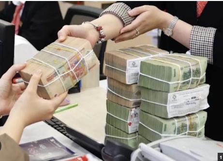 Lãi suất chưa thể giảm mạnh dù thanh khoản “dễ thở” hơn, vì sao?