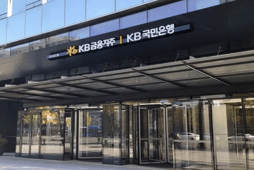 Tiềm lực tài chính gây choáng của 2 nhà băng muốn mua 15% Techcombank