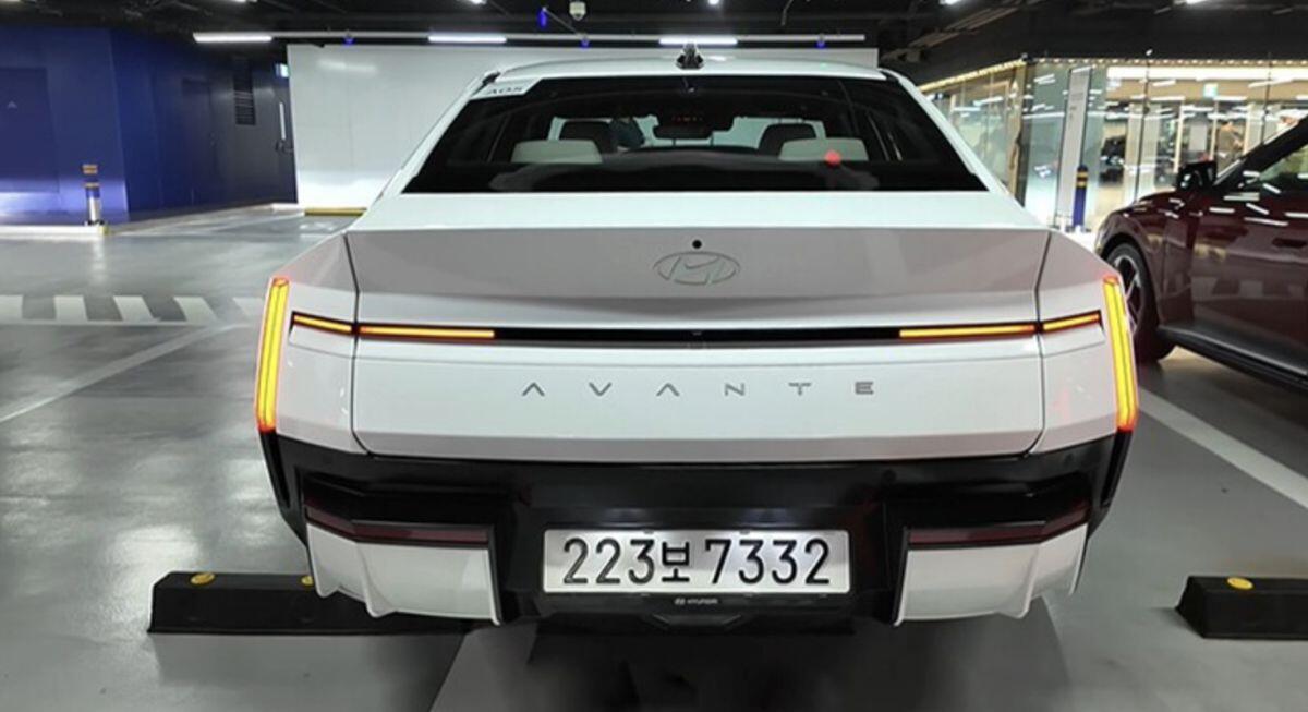 Ngắm Hyundai Elantra 2027 ngoài đời thực: Dáng mới cơ bắp, nội thất ngập công nghệ