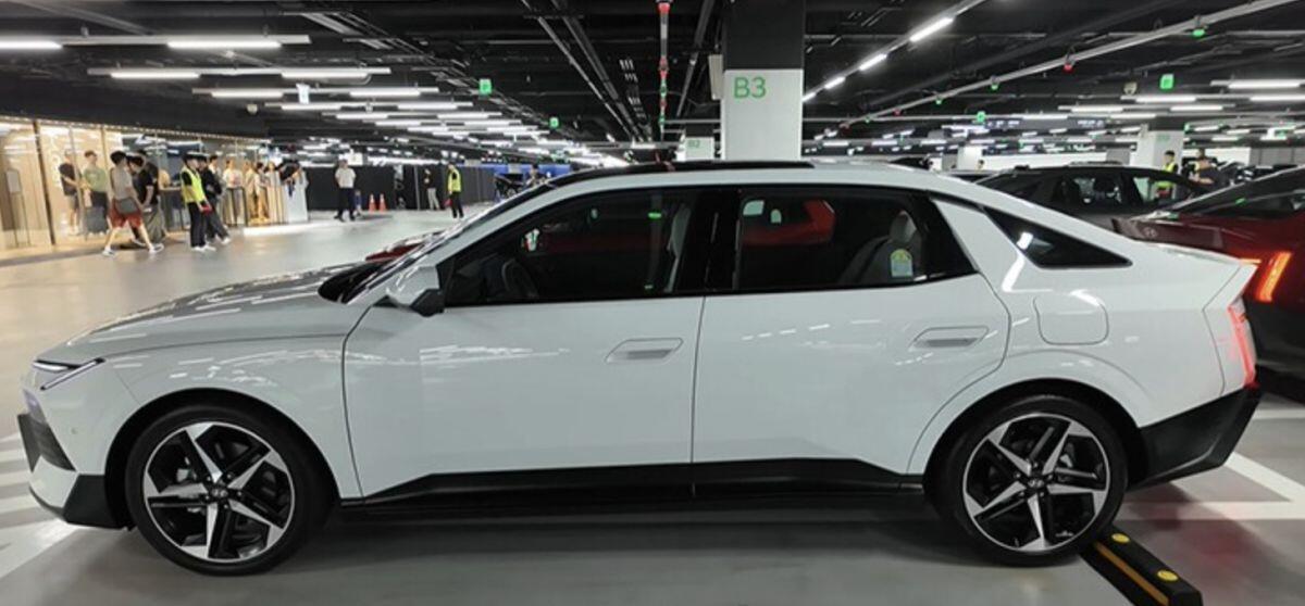 Ngắm Hyundai Elantra 2027 ngoài đời thực: Dáng mới cơ bắp, nội thất ngập công nghệ