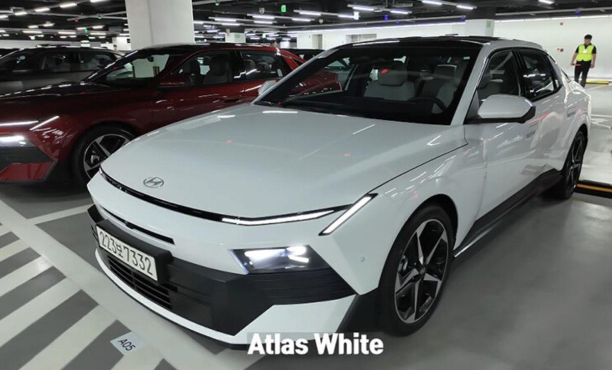 Ngắm Hyundai Elantra 2027 ngoài đời thực: Dáng mới cơ bắp, nội thất ngập công nghệ