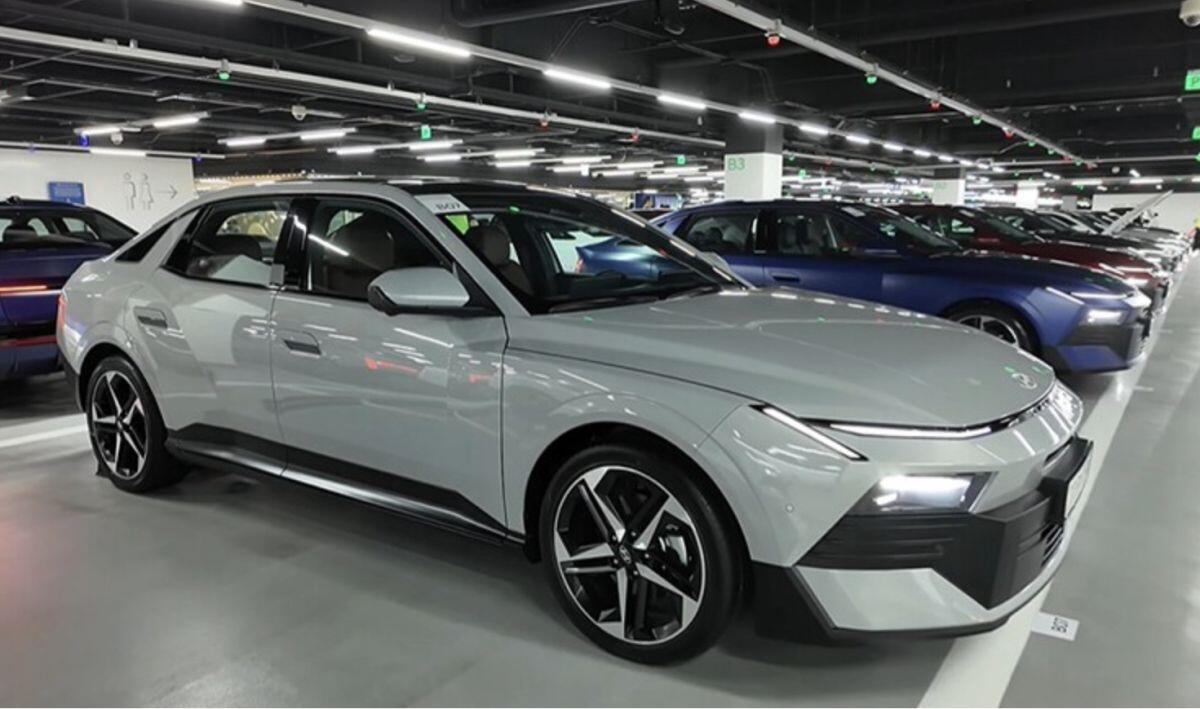 Ngắm Hyundai Elantra 2027 ngoài đời thực: Dáng mới cơ bắp, nội thất ngập công nghệ