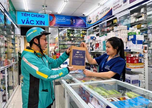 Green SM và Long Châu triển khai giao hàng bằng xe máy điện tại hơn 1.500 nhà thuốc
