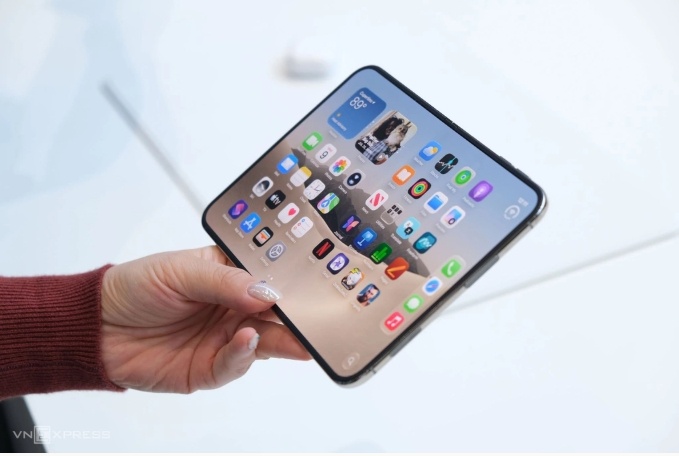 iPhone lần đầu có giá trăm triệu đồng tại Việt Nam