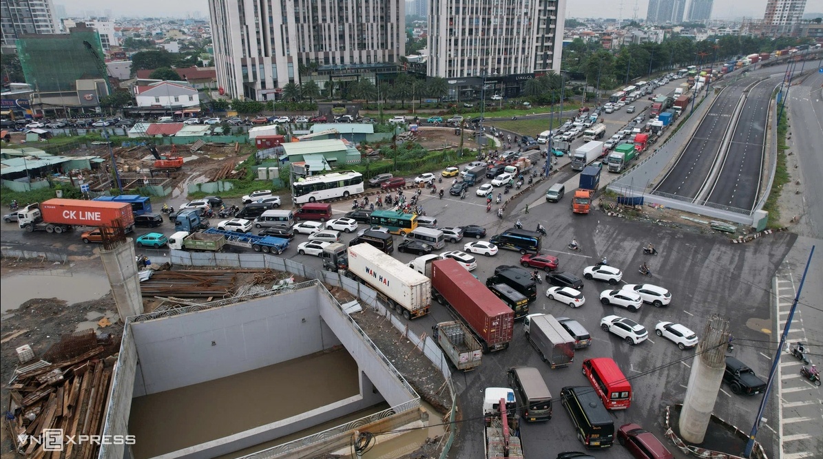 Đóng hầm chui lớn nhất TP HCM vì ngập, giao thông rối loạn