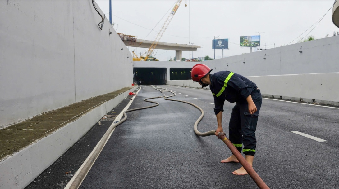 Đóng hầm chui lớn nhất TP HCM vì ngập, giao thông rối loạn