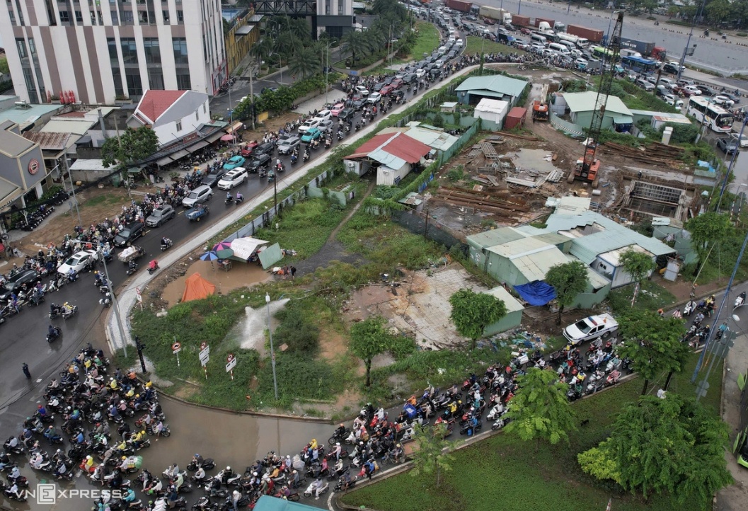 Đóng hầm chui lớn nhất TP HCM vì ngập, giao thông rối loạn