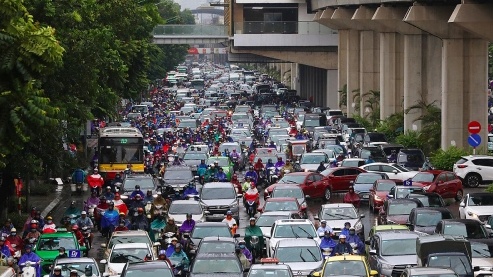 Hàng triệu học sinh ra đường vào 7h: Vì sao không học lệch giờ để giảm kẹt xe?