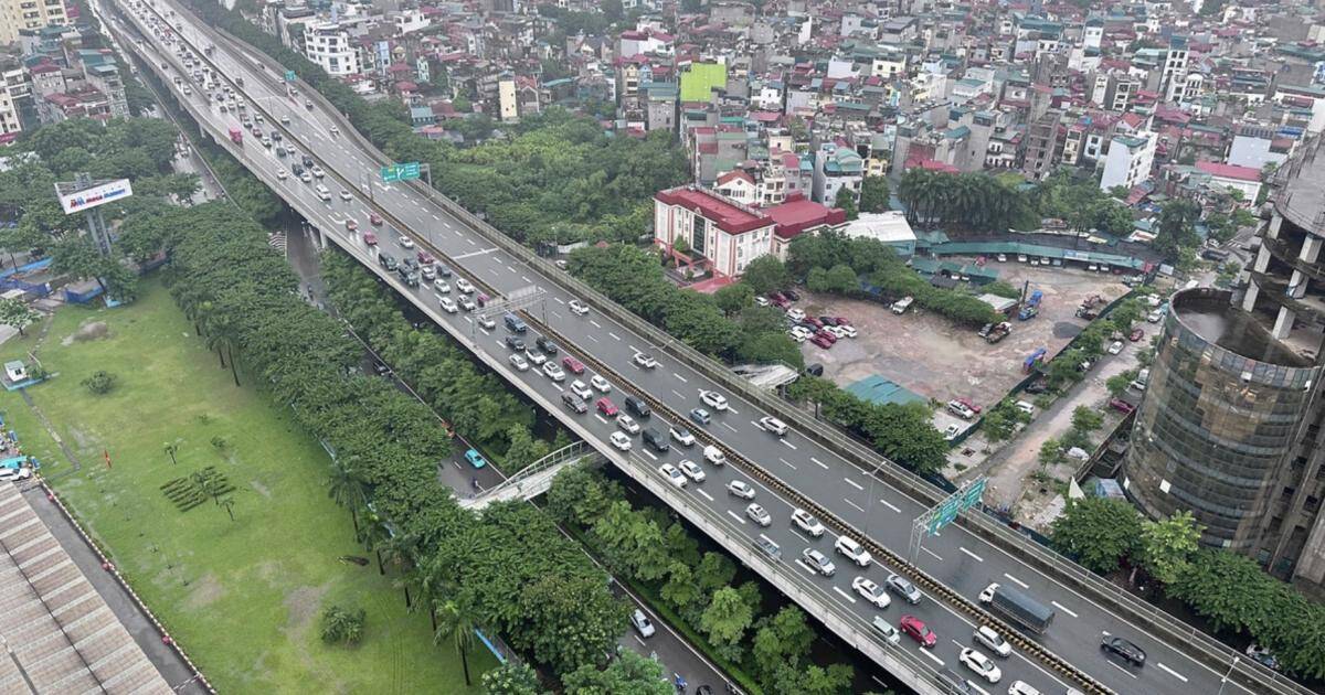 Đường Hà Nội ngập sâu, giao thông tê liệt do mưa lớn