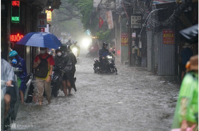 Hà Nội xuất hiện hàng loạt điểm ngập