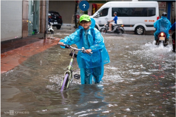 Hà Nội xuất hiện hàng loạt điểm ngập