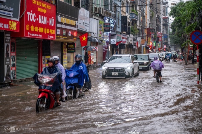 Hà Nội xuất hiện hàng loạt điểm ngập