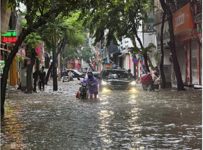 Hà Nội xuất hiện hàng loạt điểm ngập