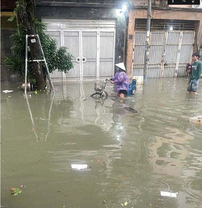 Hà Nội xuất hiện hàng loạt điểm ngập