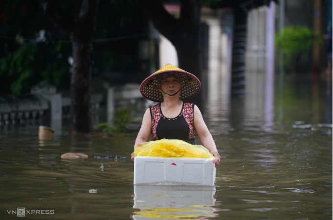 Hà Nội có nơi ngập gần một mét, người dân chèo thuyền trên đường