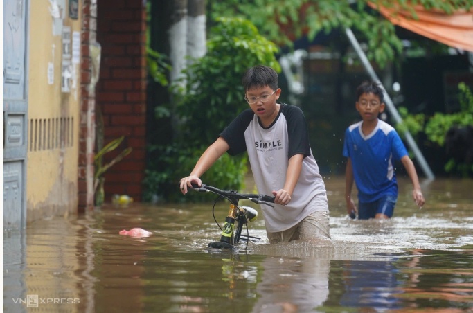 Hà Nội có nơi ngập gần một mét, người dân chèo thuyền trên đường